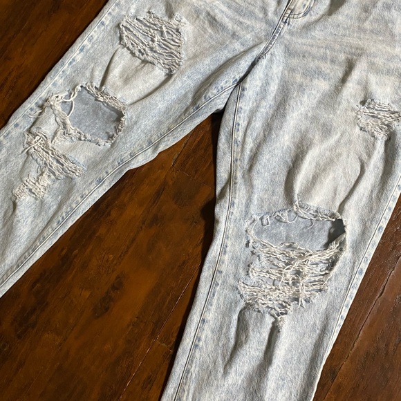 SO Acid Wash High Rise Mom Jean Size 15/32w - Picture 4 of 11